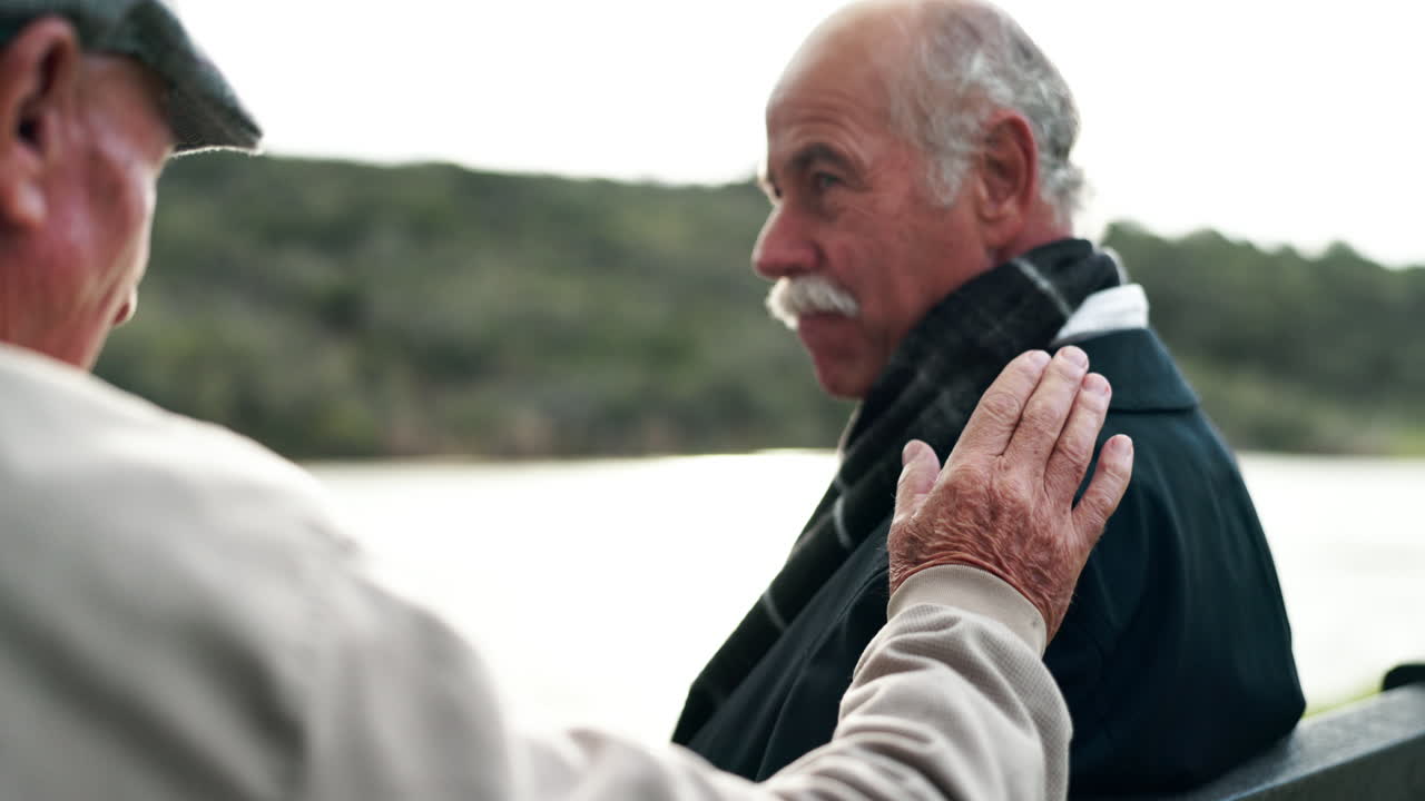 Amitié bienveillante entre personnes âgées