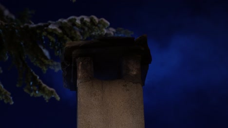 Chimenea-Vieja-Fumando-En-El-Fondo-Del-Cielo-Nocturno-Azul-Oscuro-Cerca-De-La-Rama-De-Abeto-Cubierta-De-Nieve