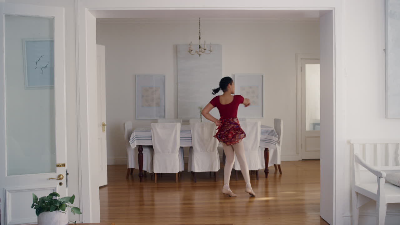 행복한 십대 소녀가 춤을 추고 즐거운 춤을 추고 즐거운 십대가 집에서 자유를 즐기고 4k 영상