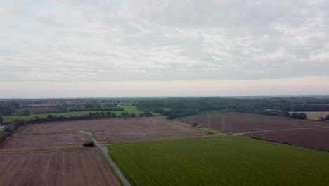 antena sobre campos agrícolas multicolores en el sur de canterbury