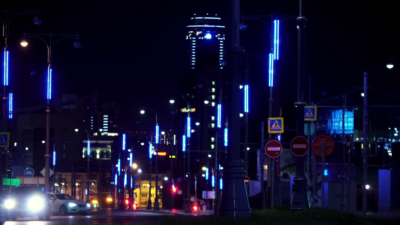 길거리 불빛으로 조명 된 야간 도시 풍경