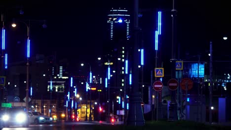 paisaje urbano nocturno con luces de calle iluminadas