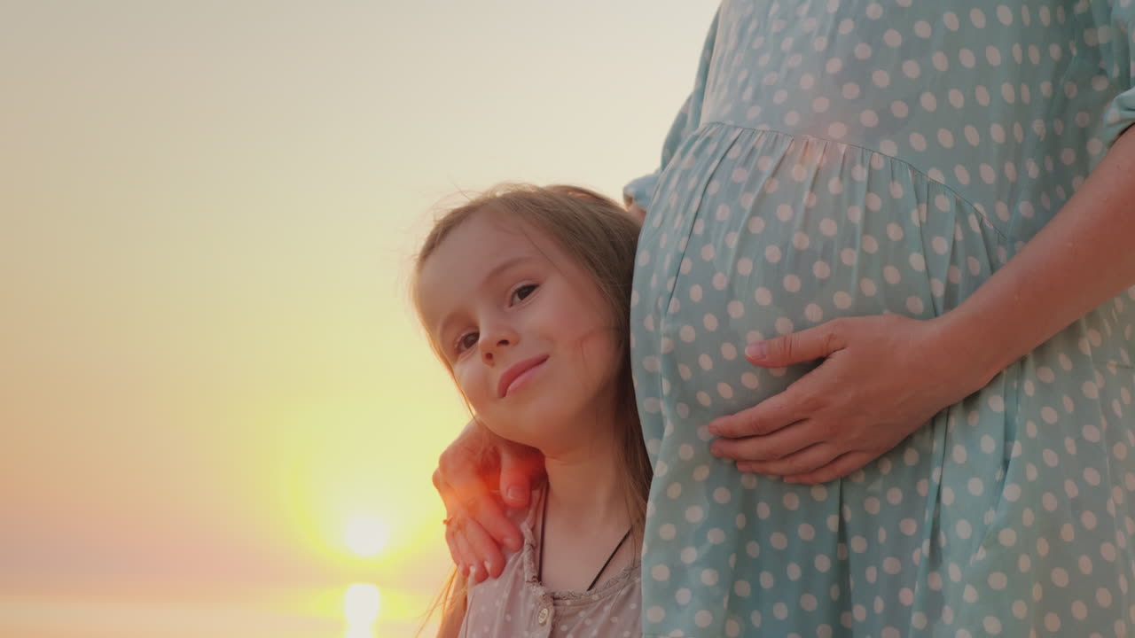 일을 기다리는 그녀의 임신 어머니의 배 근처 6 년의 행복 한 백인 여자의 초상화