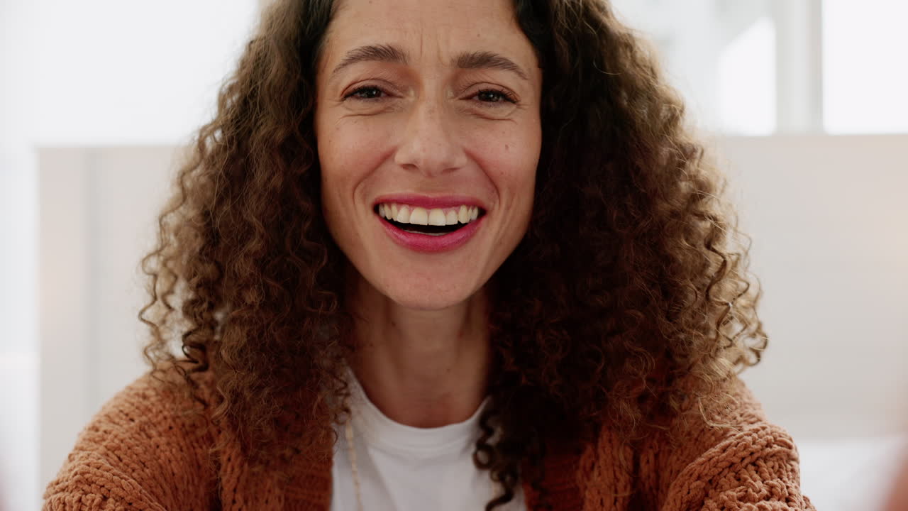 llamada de video, saludo y sonrisa con el retrato de la mujer
