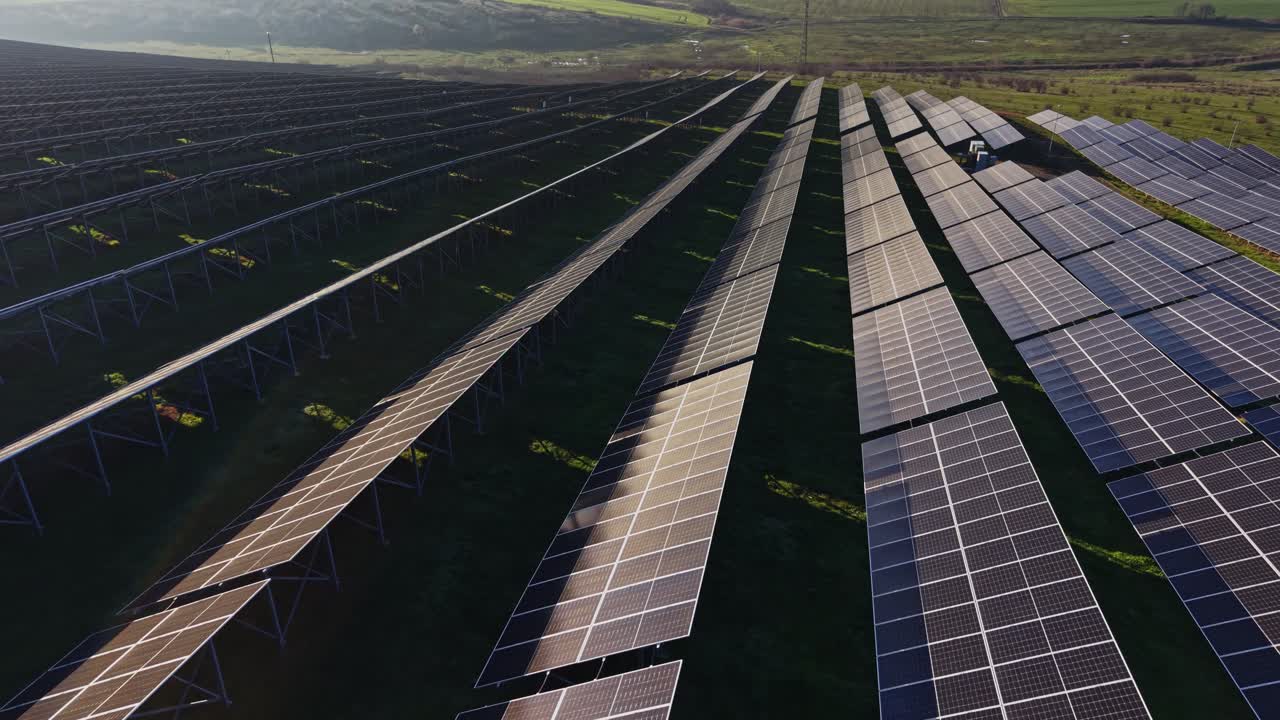 Solpaneler placeret på en stor mark opfanger sollys til energi.