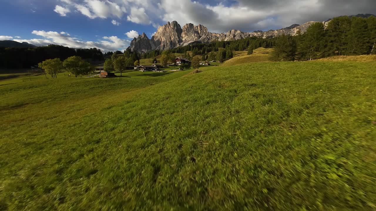 alm, pascolo di montagna, prato alpino, prateria in alta montagna, pascolo estivo, pascolo. Destinazione turistica, Dolomiti italiane, escursionismo, attività all'aperto. Video aereo FPV realizzato con drone
