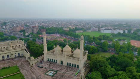 la tour de l'horloge d'husainabad et bada imambara architecture indienne vue depuis un drone