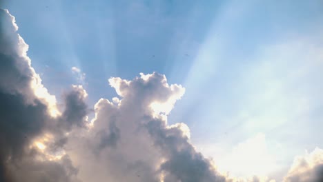 Lapso-De-Tiempo-De-Humo-Volando-En-El-Cielo-De-Rayos-De-Sol-Nublado