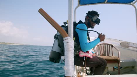 Porträt-Eines-Meeresschützers,-Der-Vom-Boot-Aus-Taucht,-Um-Die-Korallenriffe-In-Den-Tropen-Kenias-Zu-Retten