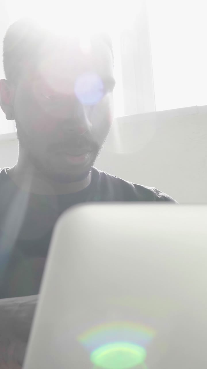 hombre trabajando en una computadora portátil