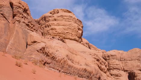 Salvaje-Y-Escarpado-Paisaje-Montañoso-De-Arenisca-Roja-Contra-El-Cielo-Azul-En-El-Desierto-De-Wadi-Rum,-Jordania,-Oriente-Medio