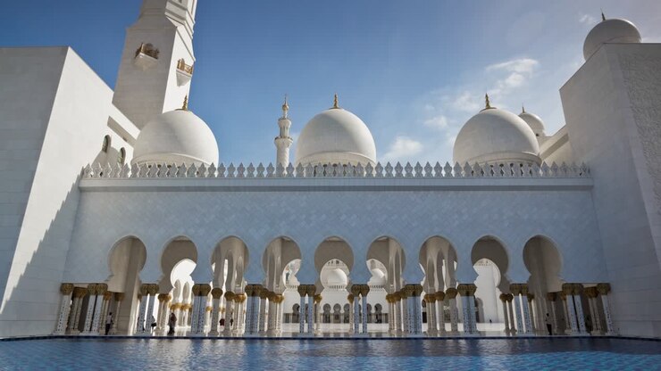 famosa giornata di sole la grande moschea di abu dhabi sala anteriore bianca panorama dell'acqua 4k timelapse uae