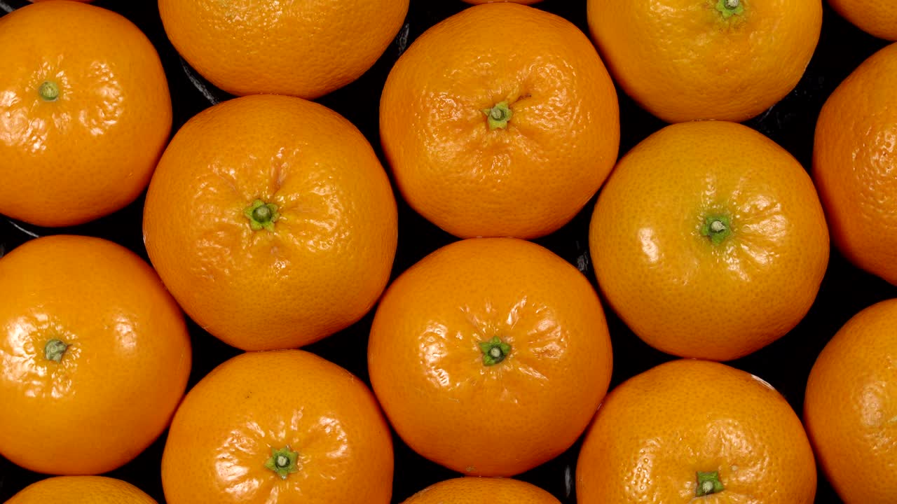 mandarinas frescas en una mesa negra