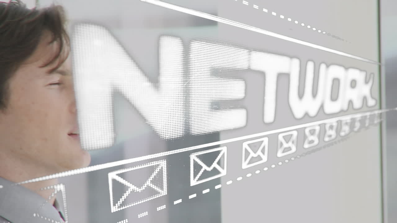 texto de red social con iconos de mensaje sobre ejecutivo de atención al cliente masculino hablando en auriculares de teléfono