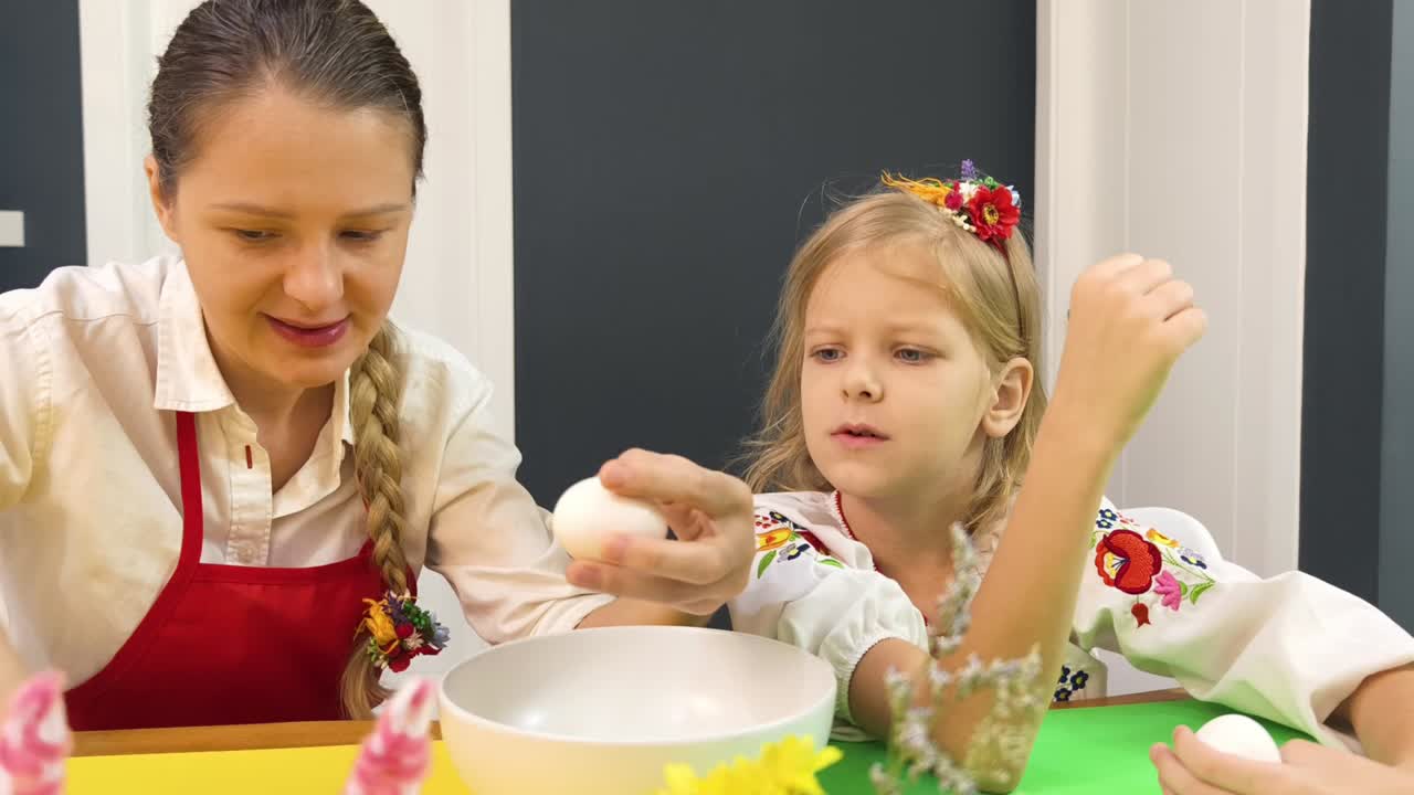 Madre e figlia che dipingono uova di Pasqua