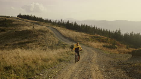 Mädchen-Fährt-Fahrrad-Auf-Der-Straße.-Sportler-Auf-Sportfahrrad,-Radfahren-In-Der-Landschaft