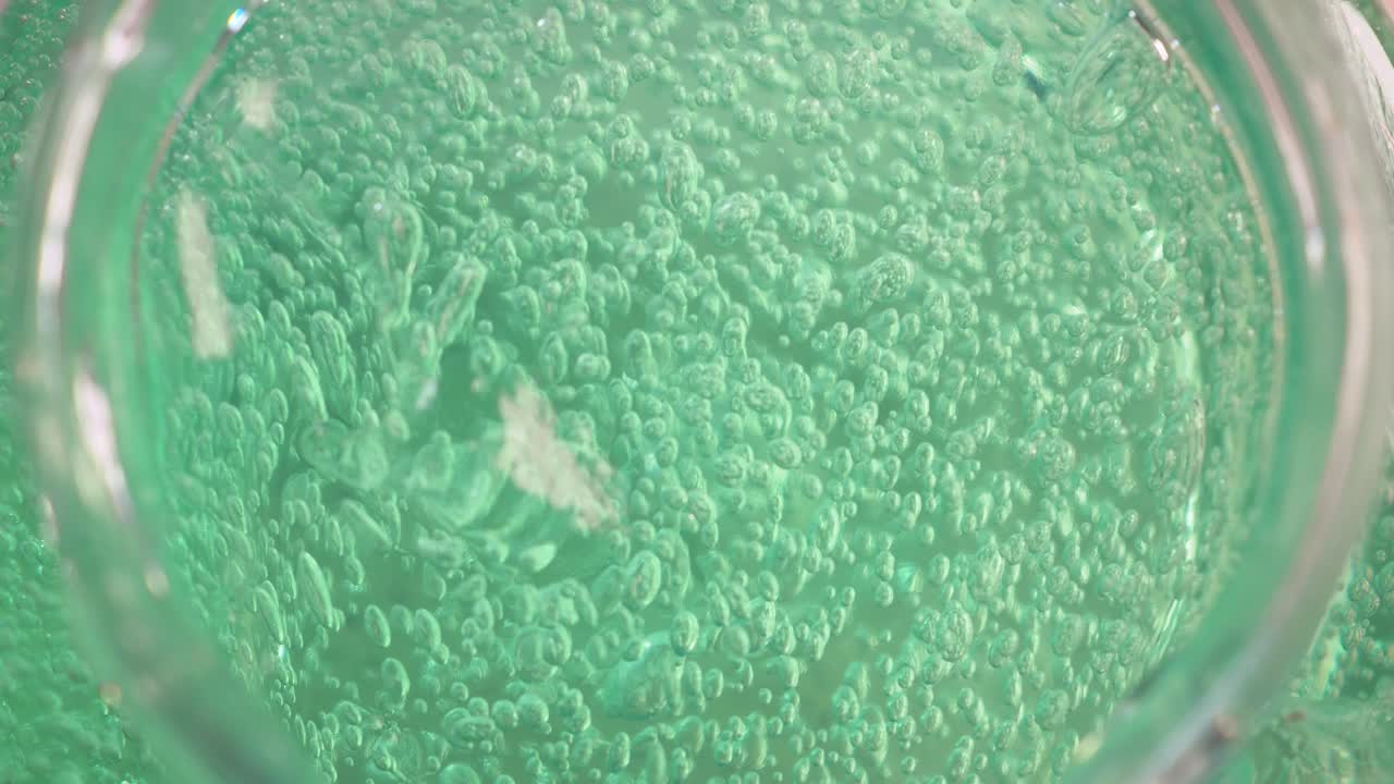 Primo piano di gel verde con molte piccole bolle