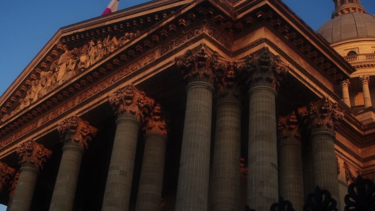 Un vecchio edificio storico, il Pantheon di Parigi al tramonto