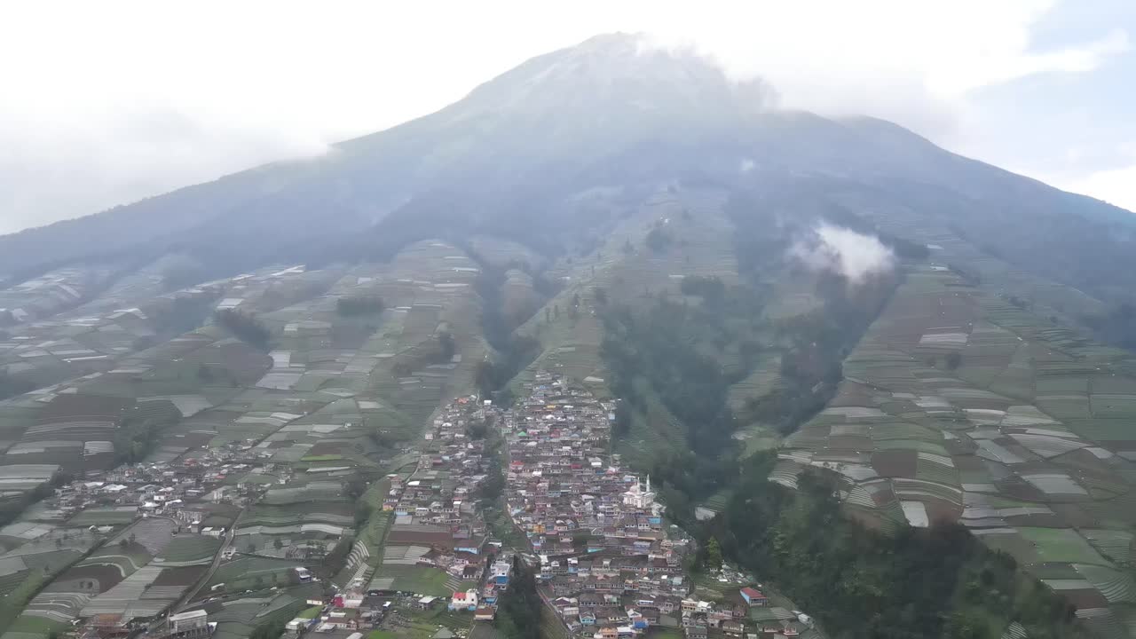 Vista aerea, Nepal van Java, un villaggio turistico sulle pendici del Monte Sumbing, Magelang, Giava Centrale