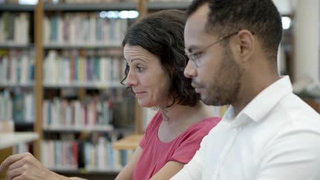 gente pensativa comunicándose en la biblioteca