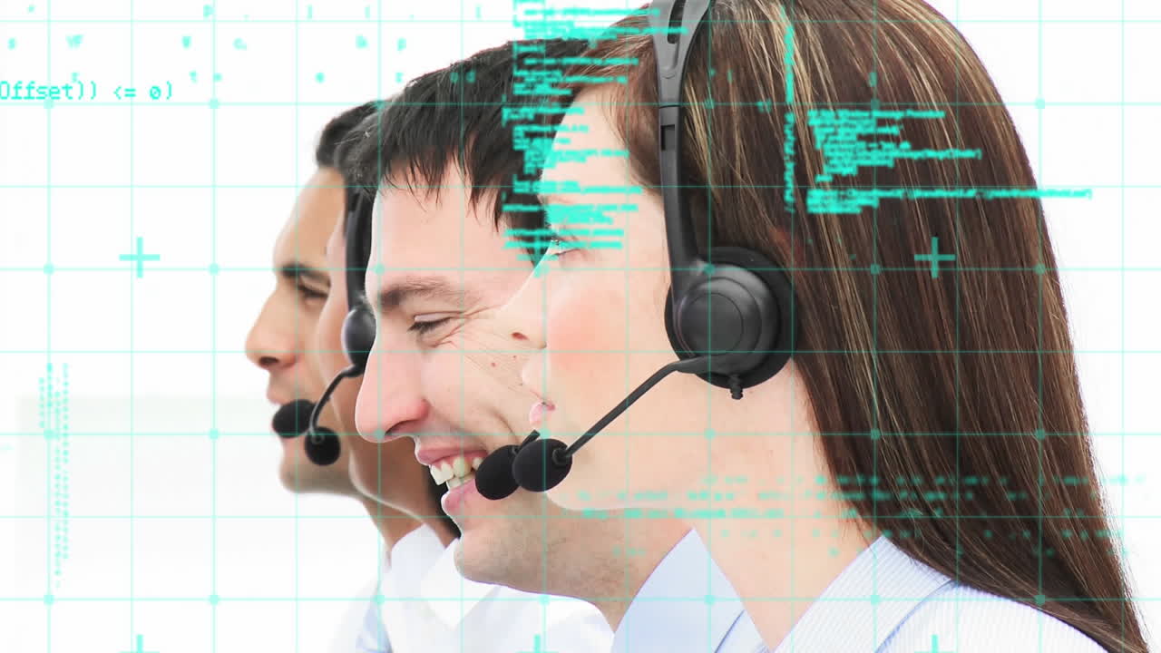 animación del procesamiento de datos sobre personas de negocios que usan auriculares telefónicos