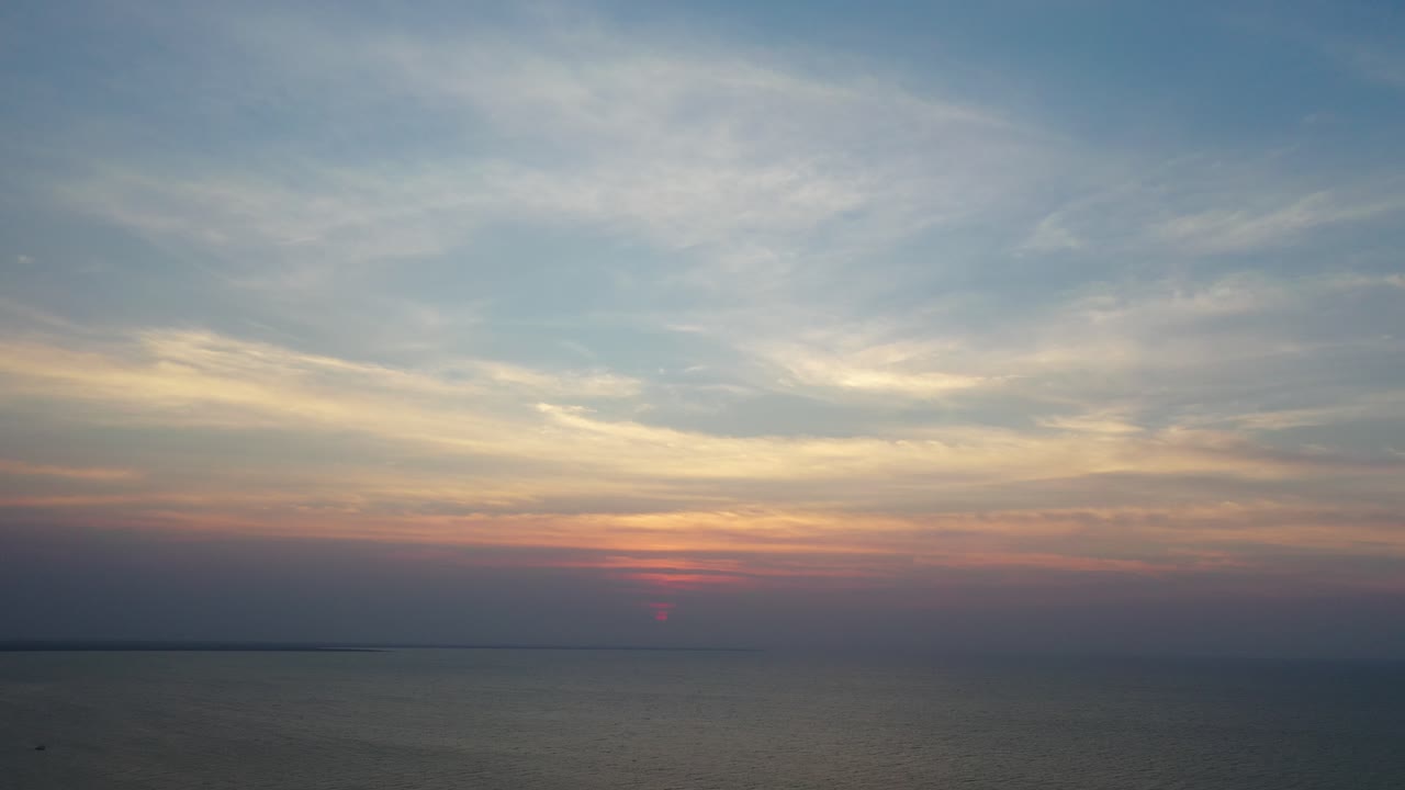 바다 위에 해가 지는 것