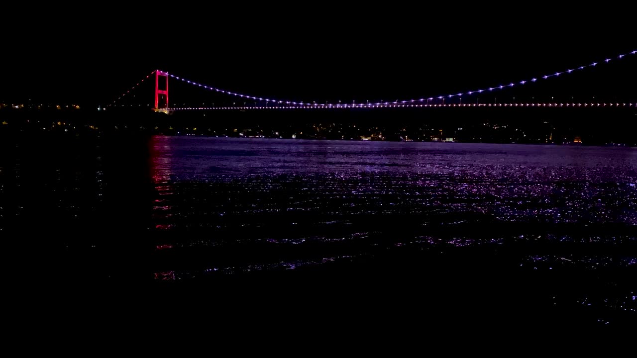 Bosporusbroen, natbelysning, Istanbul, Tyrkiet