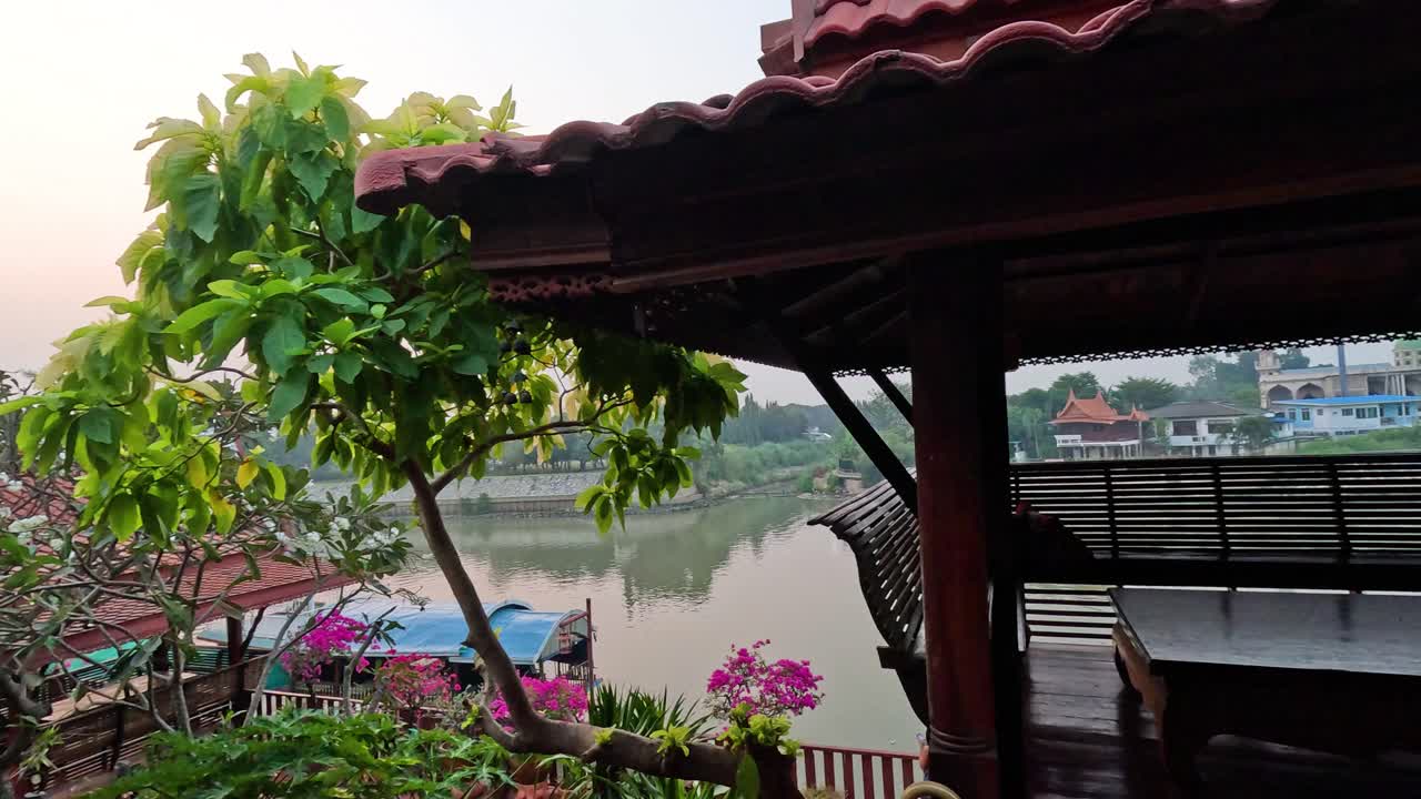 울창한 초록색으로 평화로운 강변 전망