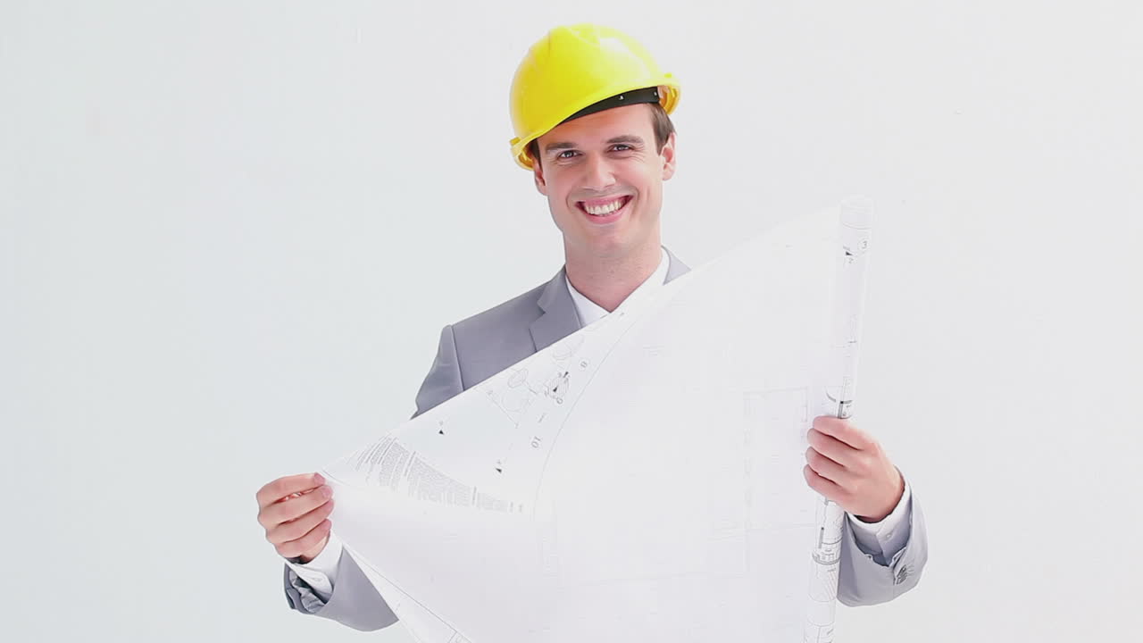 un hombre de negocios serio con planos.