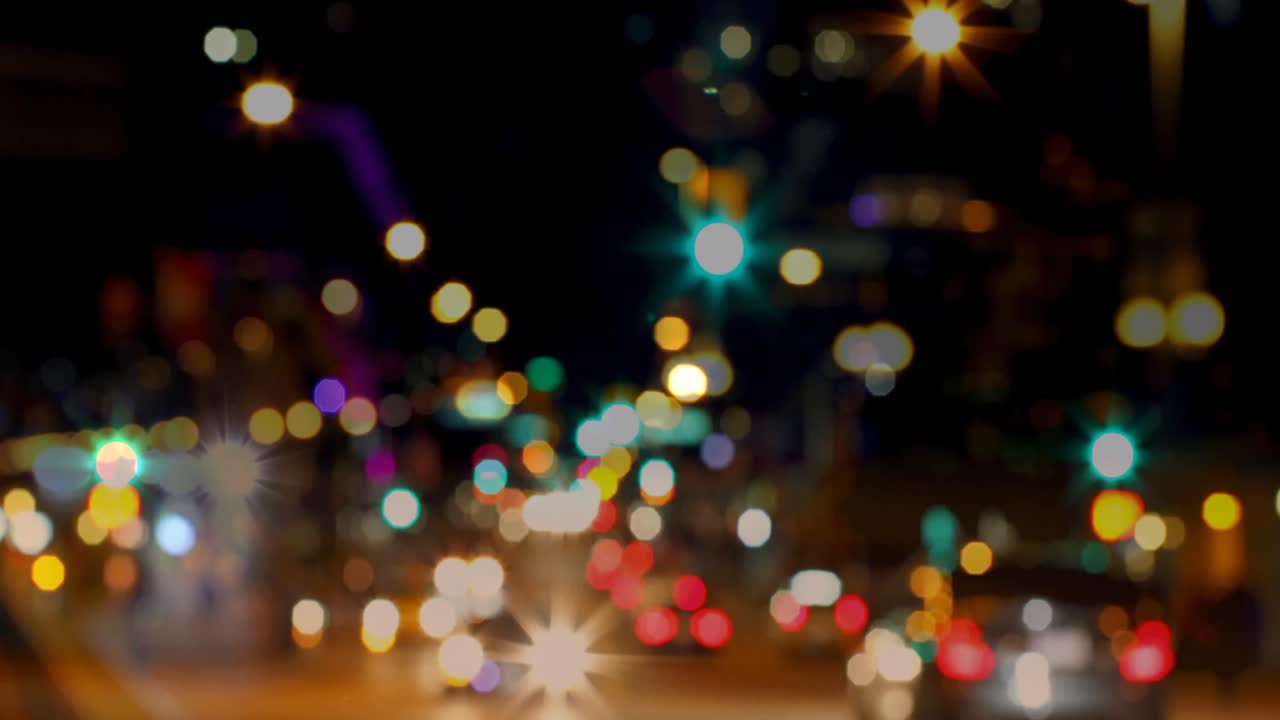 Vejtrafik i byen om natten 4k