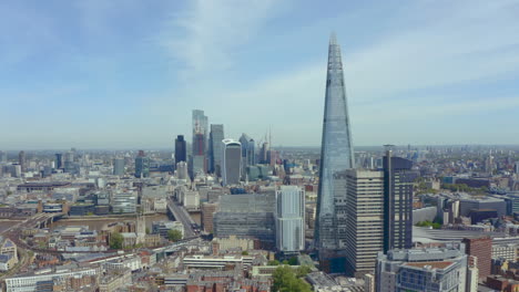 Langsam-Rotierende-Drohnenaufnahme-Der-Wolkenkratzer-Im-Zentrum-Von-London-Und-Der-Scherbe