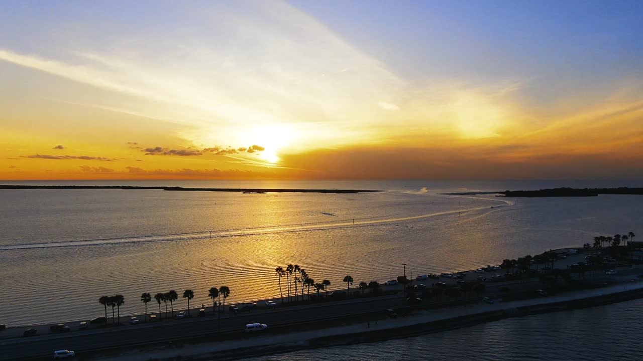 dunedin florida causeway 위에서 평화로운 해가 지는 모습