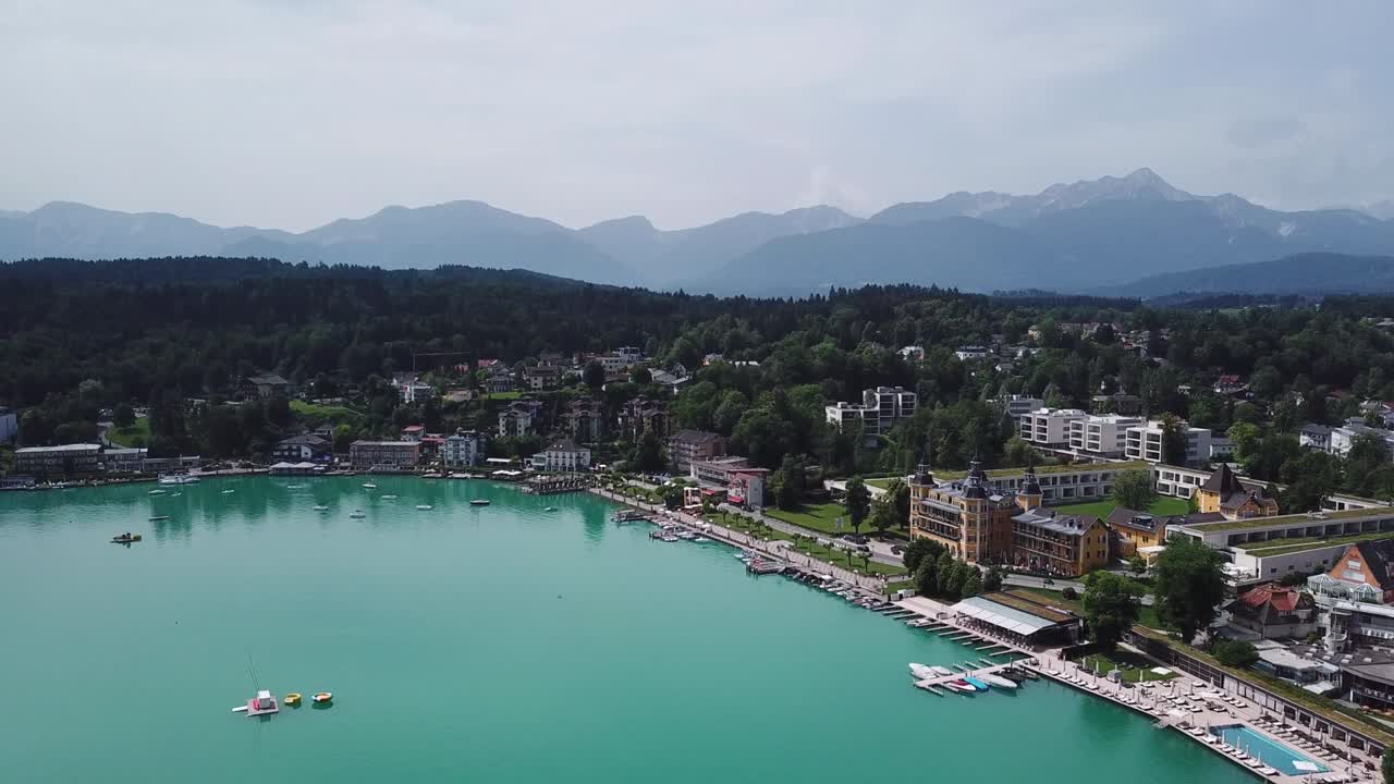 villach, austria. vista aérea del lago wörthersee en las montañas de los alpes
