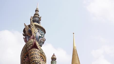 Estatuas-Guerreras-En-Los-Templos-Del-Gran-Palacio-De-Bangkok-Wat-Phra-Kaew