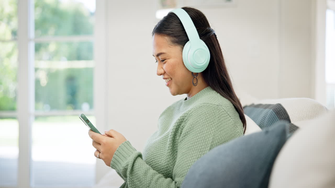 Donna, divano e cuffie con telefono per musica