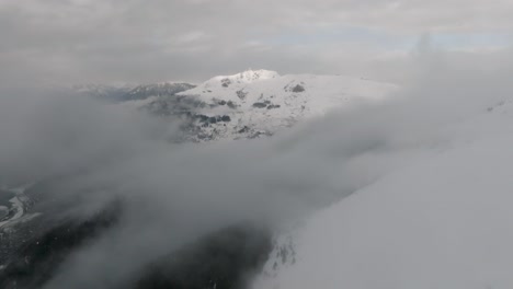 Suiza:-Vista-De-La-Famosa-Estación-De-Esquí-Alpino-Invierno-Alpes-Suizos,-Nieve-En-Las-Laderas-De-Las-Montañas