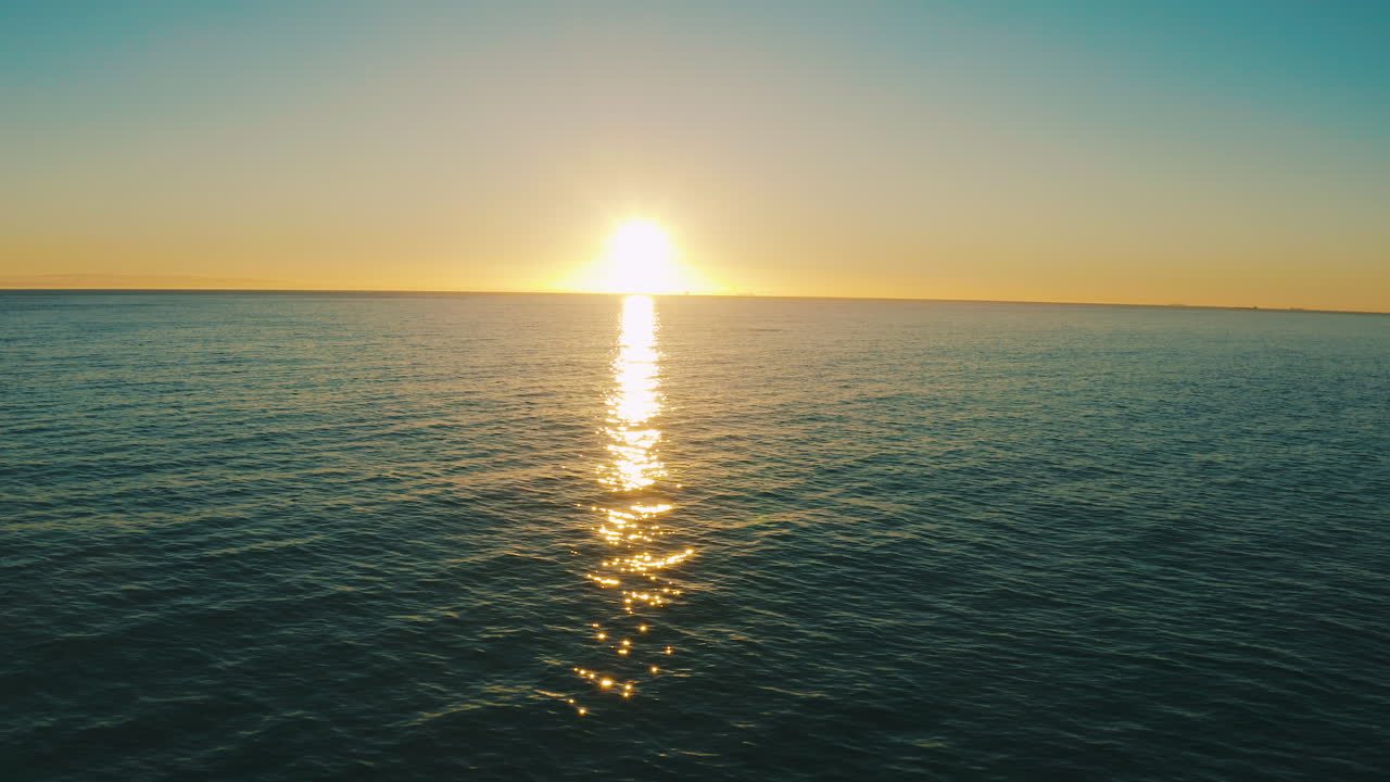 바다 위에 해가 지는 것