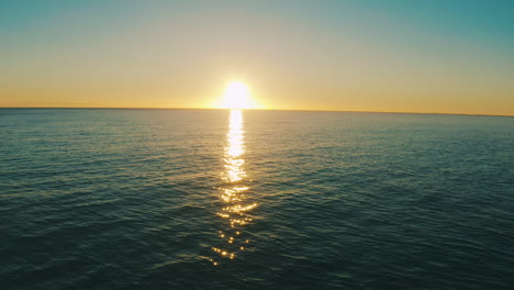 puesta de sol sobre el océano
