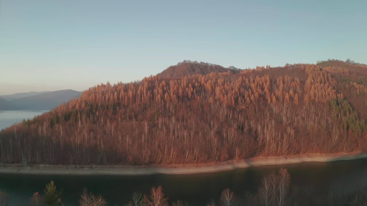 toma aérea de drones ascendentes y voladores de las colinas que rodean la presa de agua starina