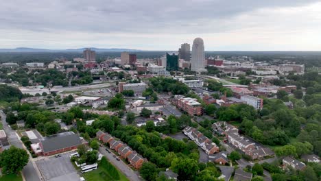 empuje aéreo rápido hacia winston salem, carolina del norte.