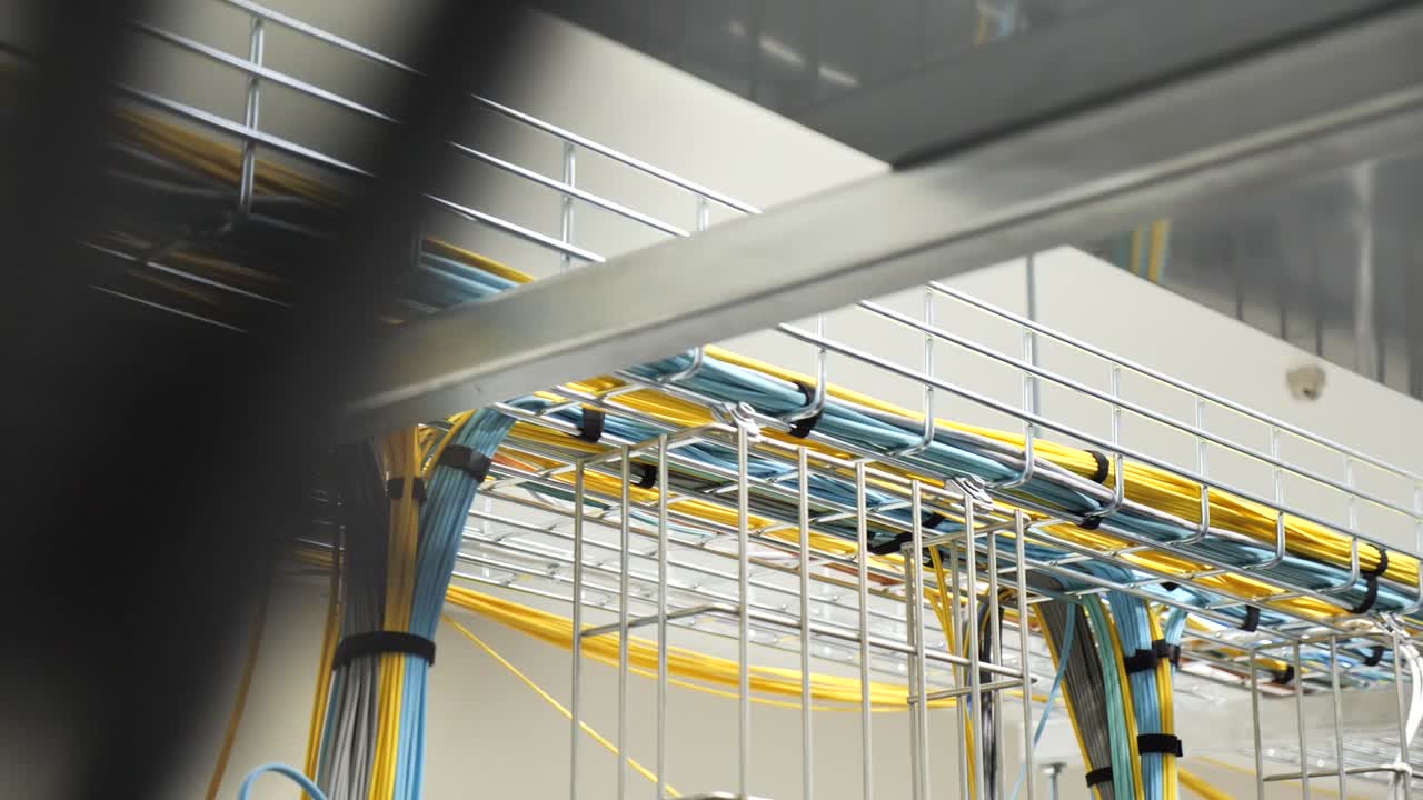 línea de servidor de computadora colgar en orden en la sala de servidores