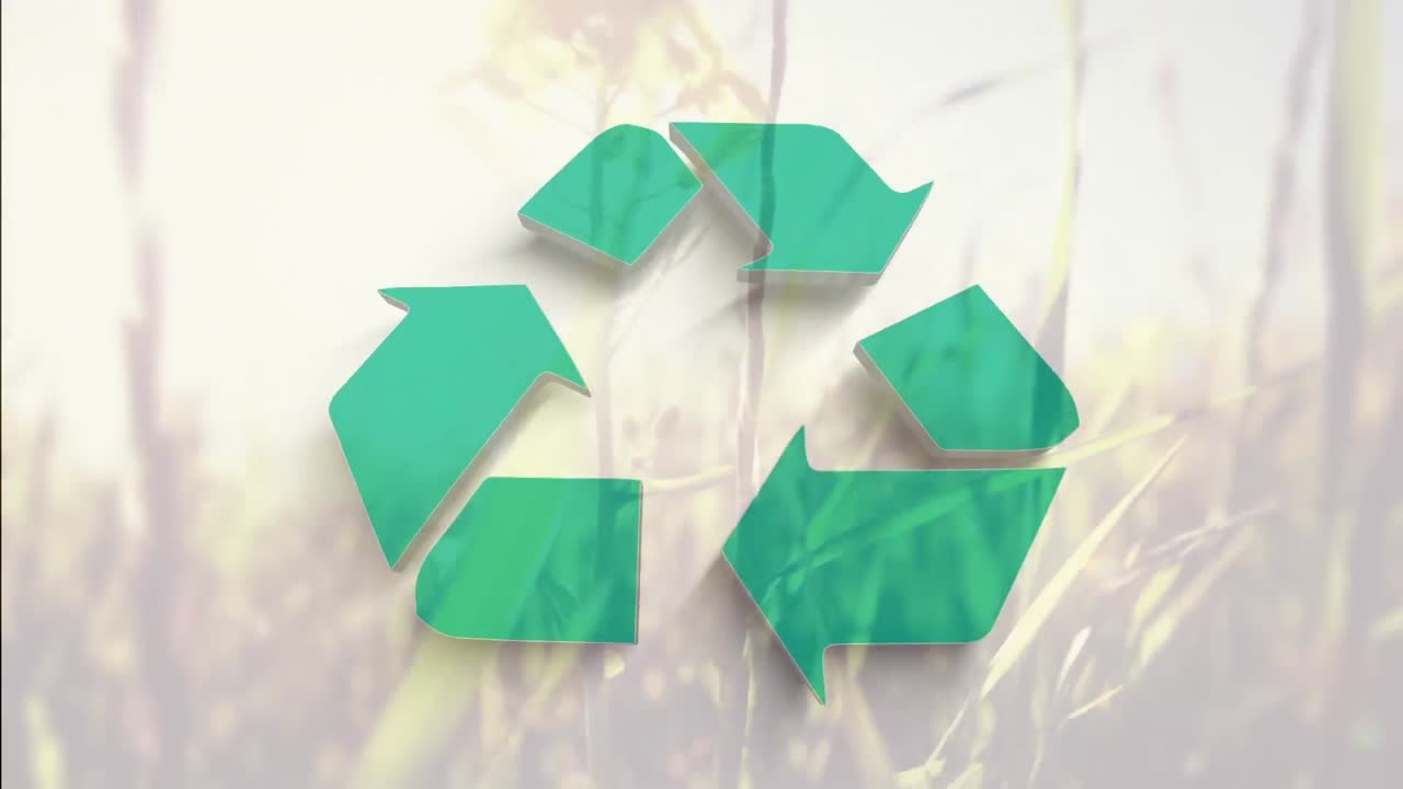 animación digital del símbolo de reciclaje verde contra la hierba que se mueve en el viento en el fondo