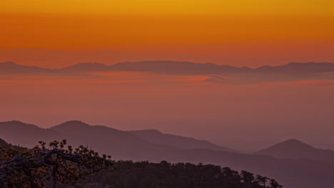 Lapso-De-Tiempo-Al-Atardecer-De-Montañas-Amarillas-Anaranjadas-Y-Nubes-Bajas,-Chipre