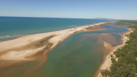 Una-Vista-Aérea-Muestra-Las-Playas-De-Alva-En-Queensland-Australia-1