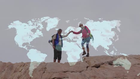 pareja de ancianos caucásicos caminando de la mano en un acantilado, sobre un mapa del mundo en movimiento