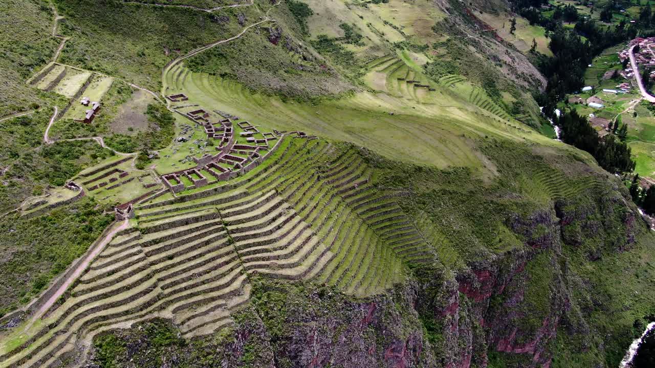 페루 쿠스코의 피삭 구시가지가 내려다보이는 언덕 곡선형 테라스의 잉카 유적