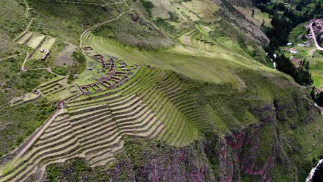 Inka-Ruinen-In-Geschwungenen-Terrassen-Am-Hang-Mit-Blick-Auf-Die-Altstadt-Von-Pisac-In-Cusco,-Peru