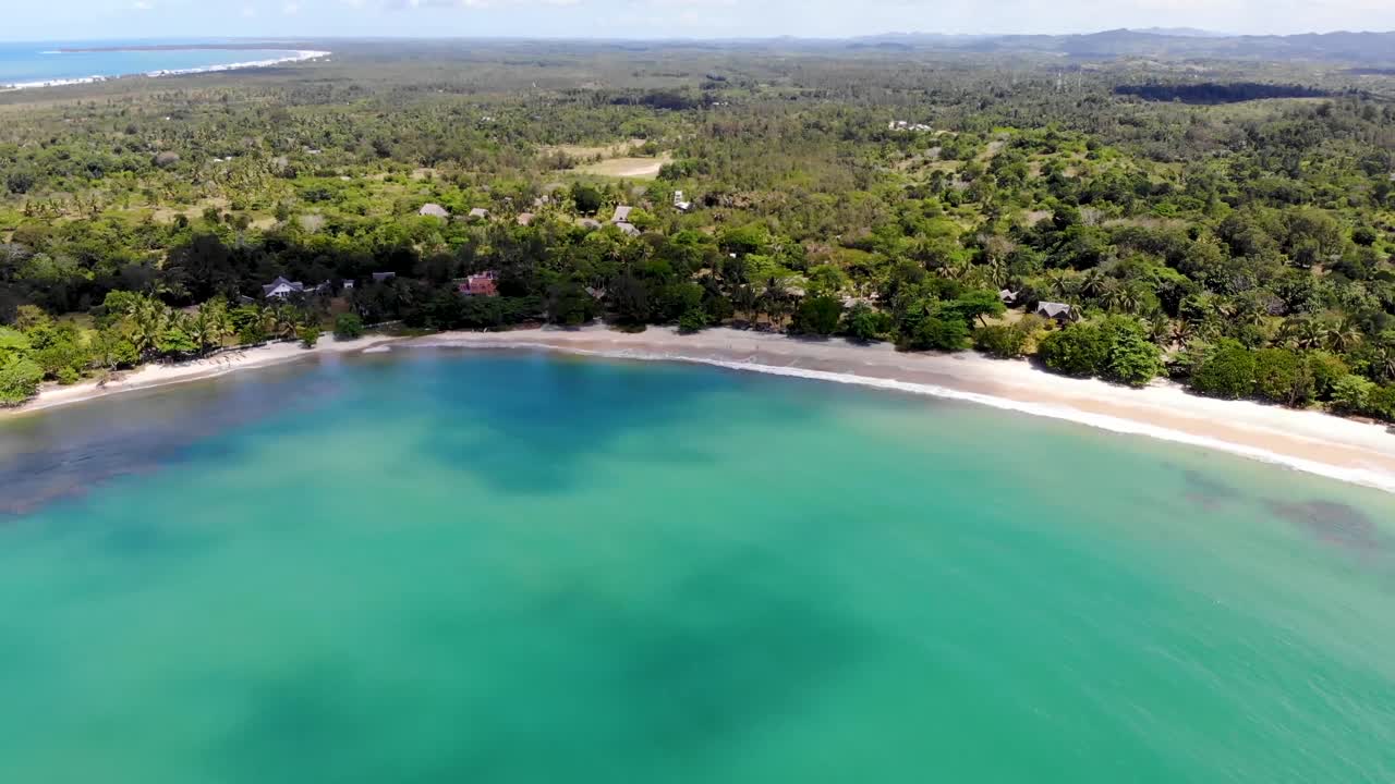 Splendida spiaggia del Madagascar con vista su una fitta boscaglia verde