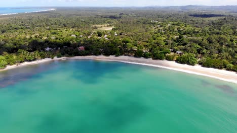 Hermosa-Playa-De-Madagascar-Con-Vistas-A-Un-Espeso-Bosque-Verde