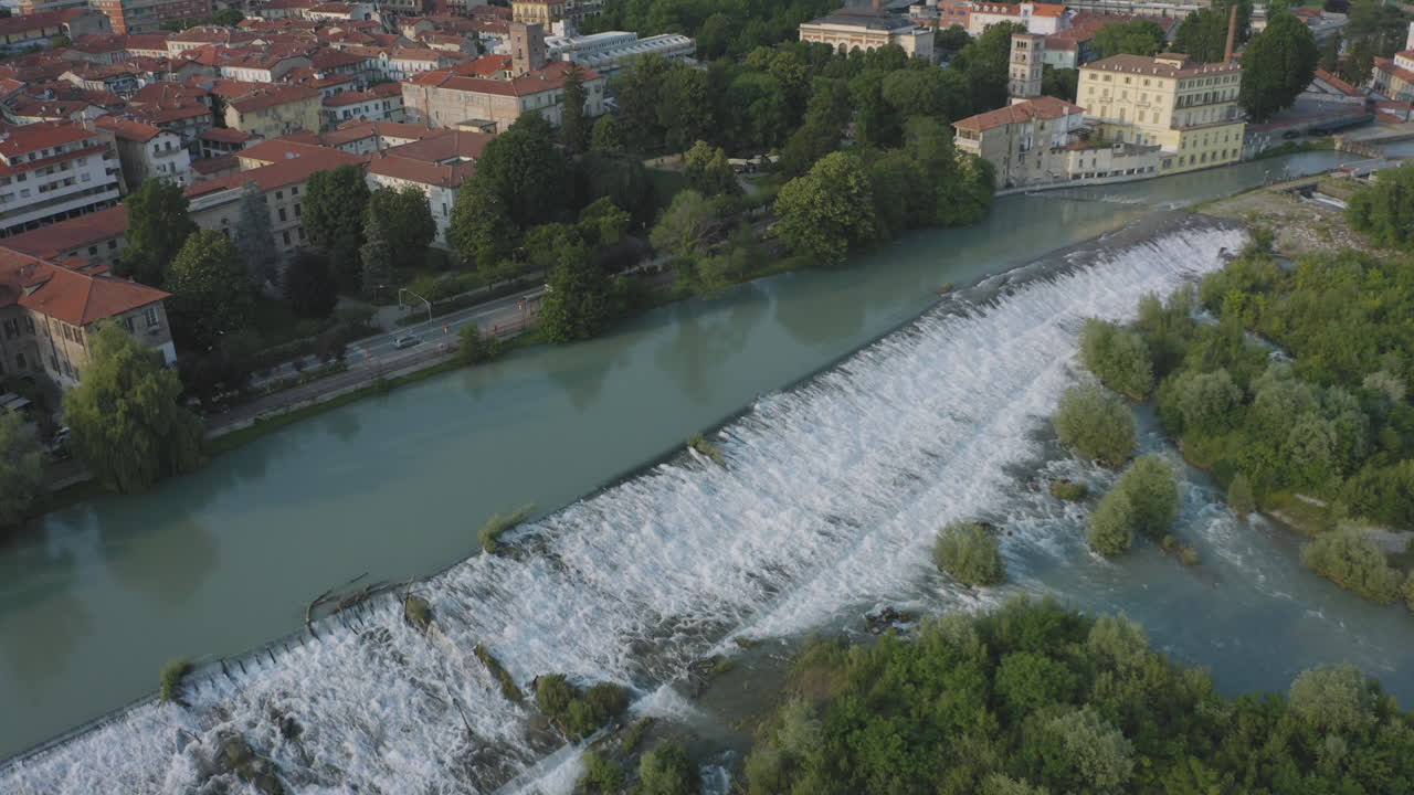 vista aérea del río ivrea y las cascadas